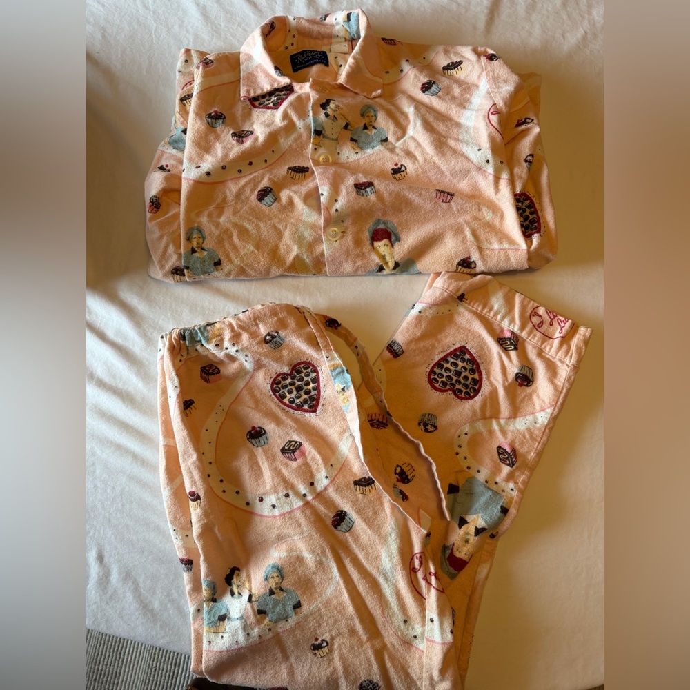 SEEN ON Gilmore Girls Lorelai’s I love Lucy pajama set alt pink